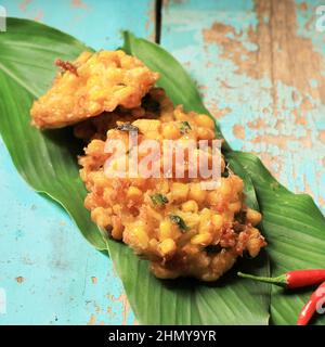 Perkedel Jagung o Bakwan Jagung, frittelle di mais indonesiane. Piatto laterale con snack saporito a base di mais, uova, farina, cipolla primaverile, pepe e sale. Foto Stock