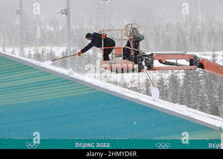 Zhangjiakou, Cina. 13th Feb 2022. Il tetto al centro della pressa è sgevrato di neve dopo una nevicata pesante. Credit: Daniel Karmann/dpa/Alamy Live News Foto Stock