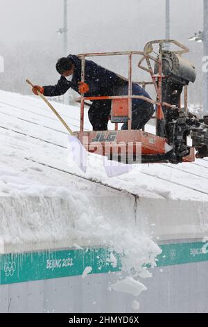 Zhangjiakou, Cina. 13th Feb 2022. Il tetto al centro della pressa è sgevrato di neve dopo una nevicata pesante. Credit: Daniel Karmann/dpa/Alamy Live News Foto Stock