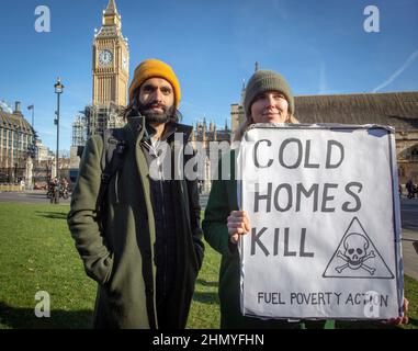 Londra, Regno Unito 12 febbraio 2022. Giovane coppia in Piazza del Parlamento per protestare contro l'aumento dei prezzi del carburante e dei costi di vita. Foto Stock