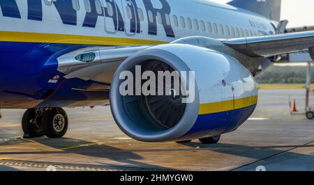 Voli economici, biglietti aerei biglietti aerei cielo blu brillante e nuvola fuori dalla finestra dell'aereo mentre volano alto sopra l'aria. Foto Stock