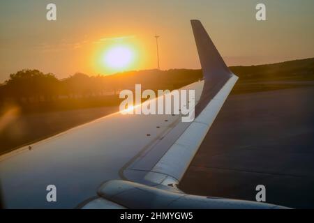 Voli economici, biglietti aerei biglietti aerei cielo blu brillante e nuvola fuori dalla finestra dell'aereo mentre volano alto sopra l'aria. Foto Stock