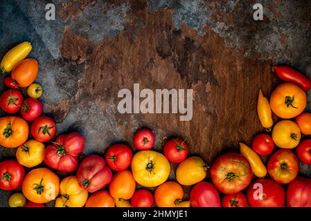 pomodori rossi e gialli sfondi, telaio, varietà, contadino, giardinaggio Foto Stock