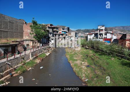 Un piccolo fiume a Mingora, Swat valle di Himalaya, Pakistan Foto Stock