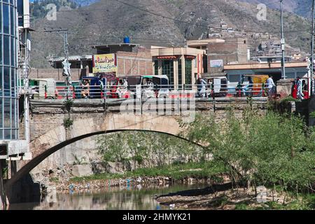 Un piccolo fiume a Mingora, Swat valle di Himalaya, Pakistan Foto Stock