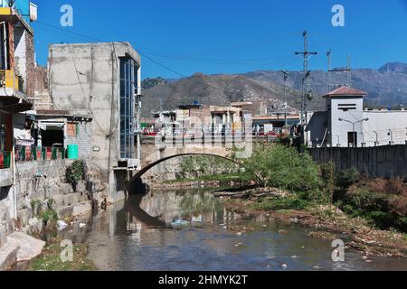 Un piccolo fiume a Mingora, Swat valle di Himalaya, Pakistan Foto Stock