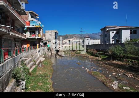 Un piccolo fiume a Mingora, Swat valle di Himalaya, Pakistan Foto Stock