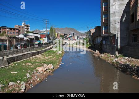 Un piccolo fiume a Mingora, Swat valle di Himalaya, Pakistan Foto Stock