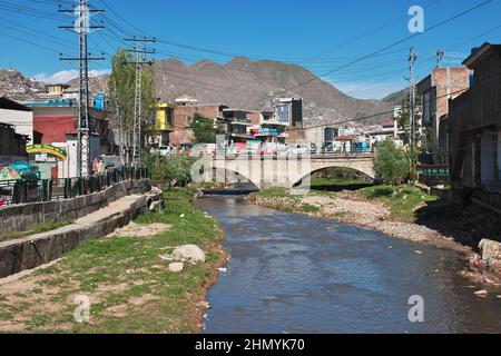 Un piccolo fiume a Mingora, Swat valle di Himalaya, Pakistan Foto Stock