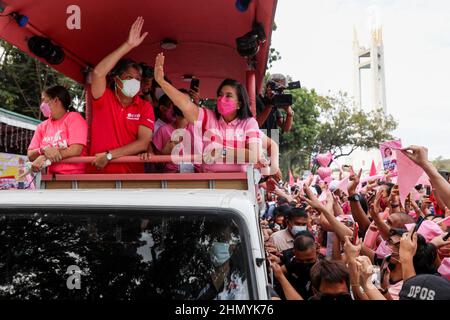 Manila, Filippine. 13th Feb 2022. Il Vice-Presidente in carica e la speranza presidenziale Leni Robredo, Center, e il suo compagno di corsa Francis Pangilinan onda ai loro sostenitori durante un motorade a Quezon City, Filippine la Domenica. Febbraio 13, 2022. I rally colorati e boisterous hanno ufficialmente cacciato fuori la corsa per le elezioni presidenziali filippine mentre i candidati hanno lanciato fuori a livello nazionale ai voti della corte per sostituire il leader uscente Rodrigo Duterte. (Credit Image: © Basilio Sepe/ZUMA Press Wire) Credit: ZUMA Press, Inc./Alamy Live News Foto Stock