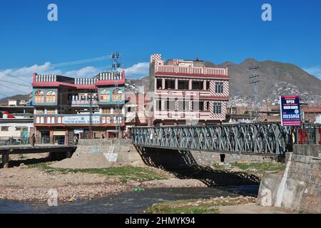 Un piccolo fiume a Mingora, Swat valle di Himalaya, Pakistan Foto Stock