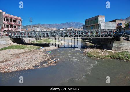 Un piccolo fiume a Mingora, Swat valle di Himalaya, Pakistan Foto Stock