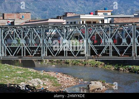 Un piccolo fiume a Mingora, Swat valle di Himalaya, Pakistan Foto Stock