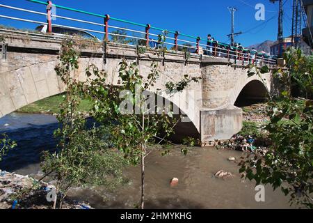 Un piccolo fiume a Mingora, Swat valle di Himalaya, Pakistan Foto Stock