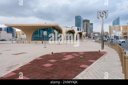 Doha, Qatar - Gennaio 16th 2022: Stazione della metropolitana sulla circonvallazione C di al Sadd a Doha, Qatar Foto Stock