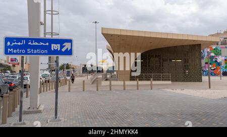 Doha, Qatar - Gennaio 16th 2022: Stazione della metropolitana sulla circonvallazione C di al Sadd a Doha, Qatar Foto Stock