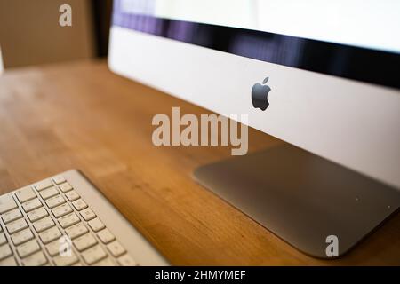 Bangkok, Thailandia - 12 febbraio 2022: Logo Apple Inc. Su computer iMac. Foto Stock