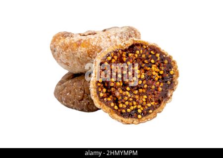 Fichi secchi interi e tagliati isolati su fondo bianco. Snack utile. Foto Stock