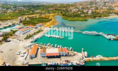 Traghetto nel porto di mare. Sullo sfondo gru e container Foto Stock