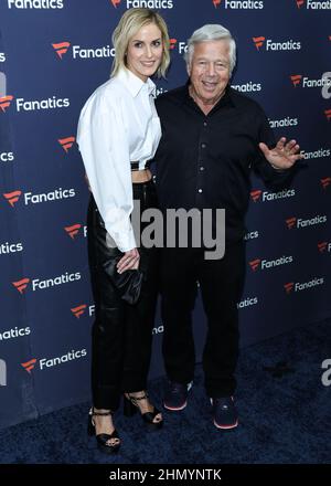 Culver City, Stati Uniti. 12th Feb 2022. Il Dr. Dana Blumberg e Robert Kraft arrivano al Super Bowl Party 2022 di Michael Rubin che si è tenuto alle ore 3Labs del 12 febbraio 2022 a Culver City, Los Angeles, California, Stati Uniti. (Foto di Xavier Collin/Image Press Agency) Credit: Image Press Agency/Alamy Live News Foto Stock