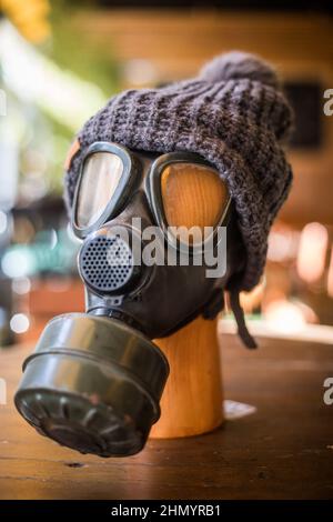 Primo piano di una maschera a gas su un manichino. Foto Stock