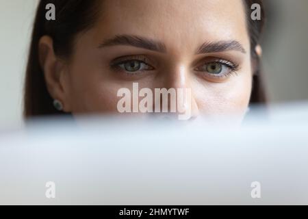 Primo piano concentrato giovane donna d'affari che lavora al computer. Foto Stock