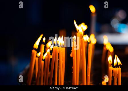 Candele accese nella Chiesa. Sfondo bellissimo Foto Stock