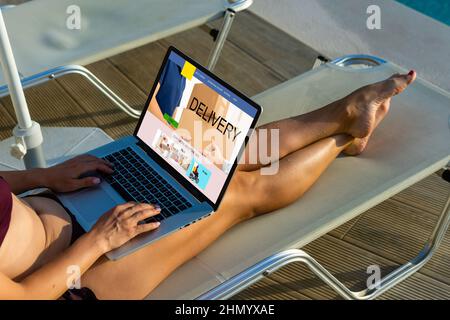 Negozio di e-commerce online, concetto di sito web di dropshipping business. Computer portatile, scatole di spedizione, mercato al dettaglio, background di consegna magazzino Foto Stock
