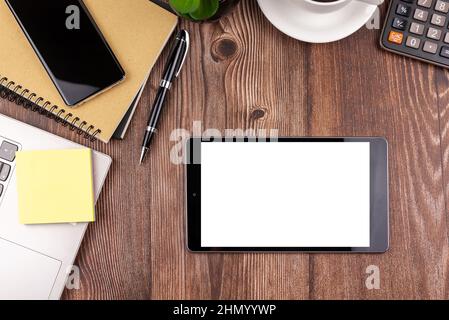 Tablet digitale con schermo vuoto sulla scrivania dell'ufficio Foto Stock