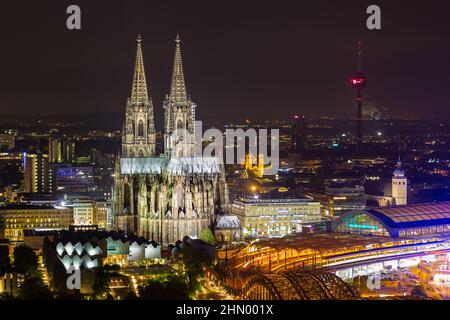 Cattedrale di Colonia di notte Foto Stock
