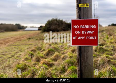 Cartello "No parking on byway at any point" in campagna Foto Stock