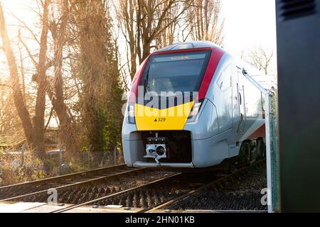 Woodbridge Suffolk UK Gennaio 07 2022: Woodbridge Suffolk UK Luglio 16 2021: Un treno Greater Anglia che passa sopra un incrocio a livello sulla strada per Lowestof Foto Stock