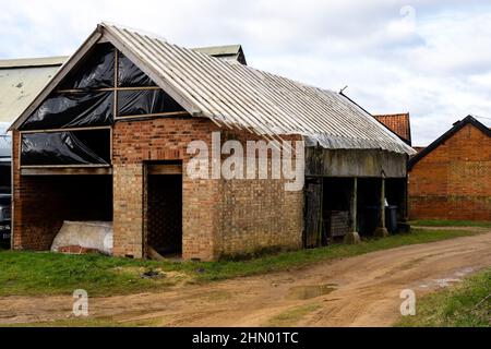 Un vecchio fienile edificio che è attualmente in fase di ristrutturazione e convertiti per un nuovo uso e la locazione della vita di una fattoria Foto Stock