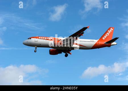 EasyJet Airbus A320-214 atterrando all'aeroporto di Birmingham, Regno Unito (G-EZTA) Foto Stock