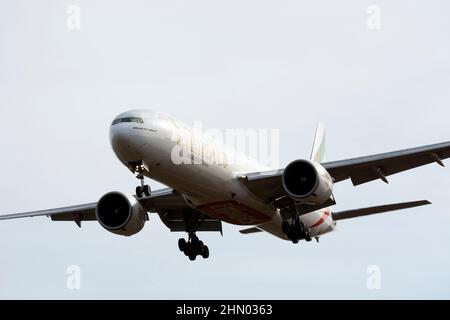 Emirates Boeing 777-300ER atterrando all'aeroporto di Birmingham, Regno Unito (A6-ECY) Foto Stock