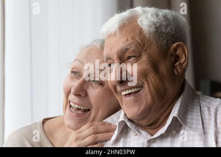 Felice coppia anziana allegra guardando via candid close up ritratto Foto Stock