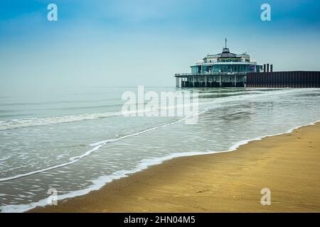 Il Mare del Nord con il molo del Belgio visto dalla città di Blankenberge. Foto scattata il 25th di Gennaio 2022 a Blankenberge, Province di West Flander Foto Stock