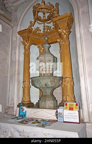 Fonte battesimale nella Chiesa di San Gregorio Magno, Montone, alta Valle del Tevere, Umbria, Italia Foto Stock