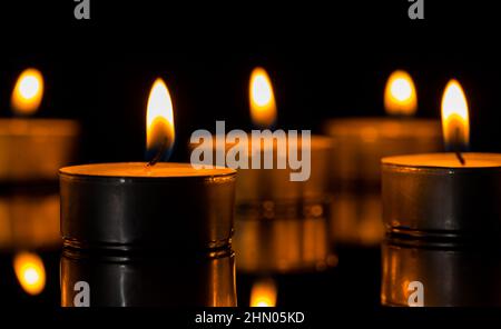 Molte candele accese con profondità di campo Foto Stock