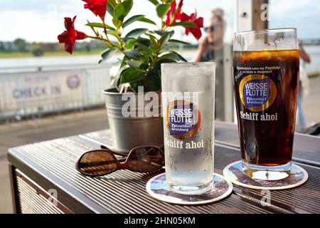 Bevande fredde su un tavolo da ristorante all'aperto sul lungofiume del Reno a Düsseldorf, Germania. Foto Stock