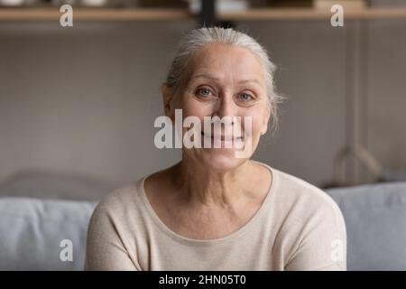 Sorridente grigio pelato anziano 70s donna testa ritratto colpo Foto Stock