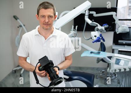 Dentista con fotocamera in studio dentistico Foto Stock