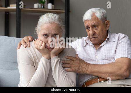 Il marito anziano sconvolto confortante offeso ferisce la moglie anziana Foto Stock