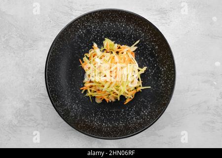 Fette sottaceto di cavolo e carota su un piatto, vista dall'alto Foto Stock