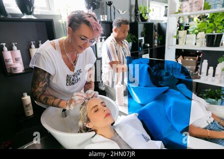 Modello femminile con capelli lavati in un parrucchiere Foto Stock