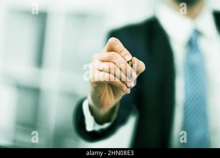 Imprenditore scrittura, disegno sullo schermo Foto Stock