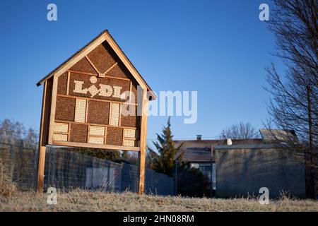 Kirchheim, Germania - 12 febbraio 2022: Lidl Bee Hotel come aiuto per l'inverno per gli insetti. Costruzione per proteggere gli animali, in legno. In inverno a Fro Foto Stock