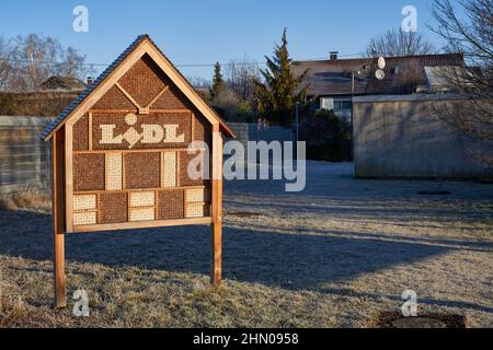 Kirchheim, Germania - 12 febbraio 2022: Lidl Bee Hotel come aiuto per l'inverno per gli insetti. Costruzione per proteggere gli animali, in legno. In inverno a Fro Foto Stock