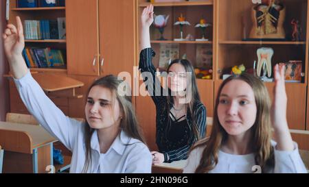 Gli studenti delle scuole superiori tirano le mani nella lezione. Scuola russa. Foto Stock