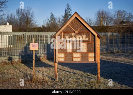 Kirchheim, Germania - 12 febbraio 2022: Lidl Bee Hotel come aiuto per l'inverno per gli insetti. Costruzione per proteggere gli animali, in legno. In inverno a Fro Foto Stock